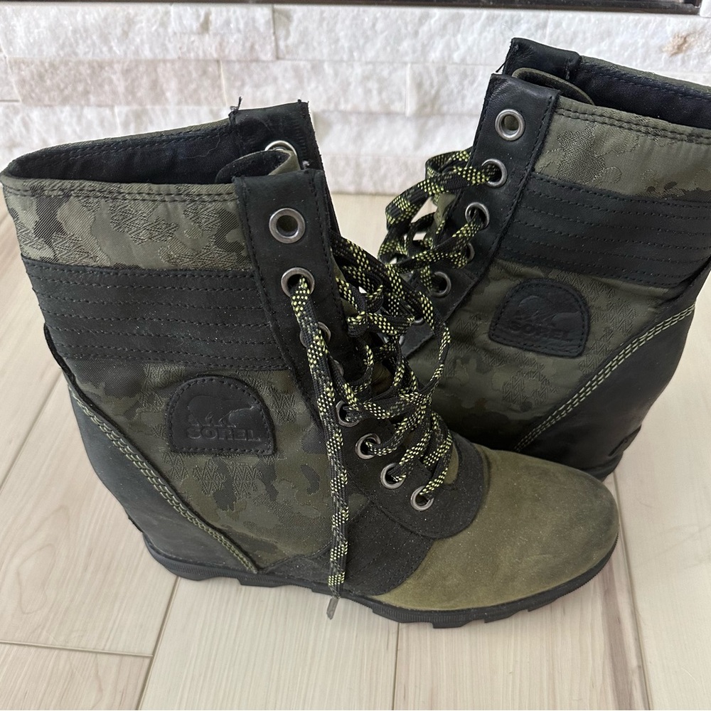 Sorel Black and Yellow Lace-Up Boots